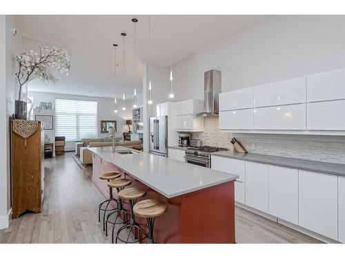 114 18 Avenue Se, Calgary, AB - Indoor Photo Showing Kitchen With Upgraded Kitchen