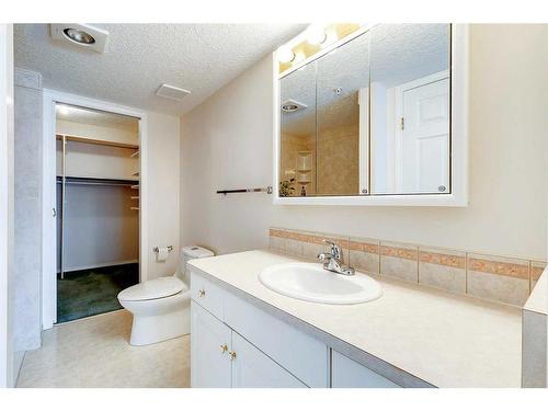 233-7229 Sierra Morena Boulevard Sw, Calgary, AB - Indoor Photo Showing Bathroom