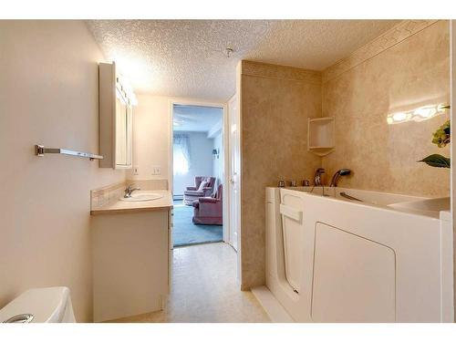 233-7229 Sierra Morena Boulevard Sw, Calgary, AB - Indoor Photo Showing Bathroom