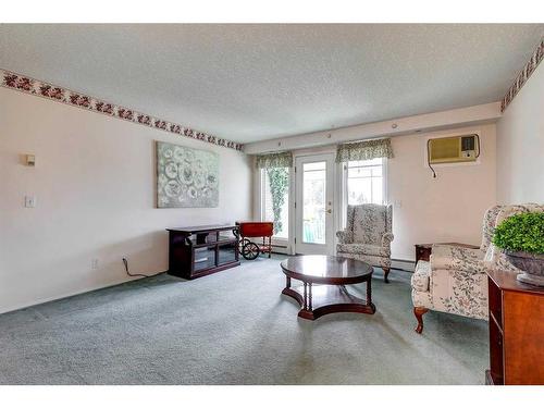 233-7229 Sierra Morena Boulevard Sw, Calgary, AB - Indoor Photo Showing Living Room