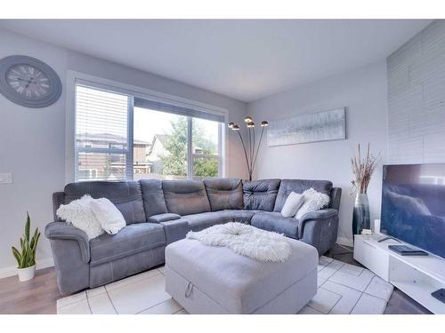 64 Evansglen Close Nw, Calgary, AB - Indoor Photo Showing Living Room