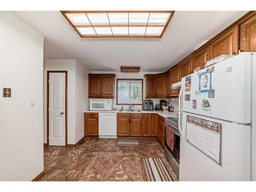 4819 41 Avenue Sw, Calgary, AB - Indoor Photo Showing Kitchen With Double Sink