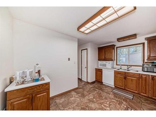 4819 41 Avenue Sw, Calgary, AB - Indoor Photo Showing Kitchen With Double Sink