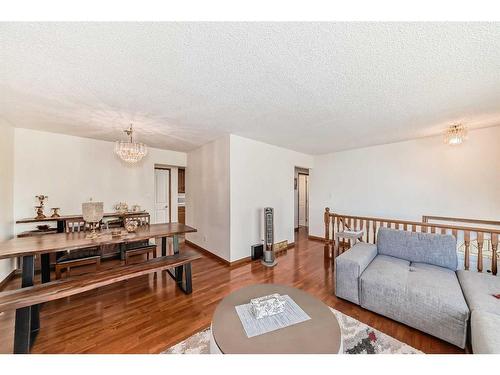 4819 41 Avenue Sw, Calgary, AB - Indoor Photo Showing Living Room