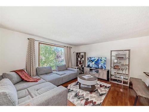 4819 41 Avenue Sw, Calgary, AB - Indoor Photo Showing Living Room