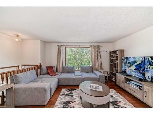 4819 41 Avenue Sw, Calgary, AB - Indoor Photo Showing Living Room