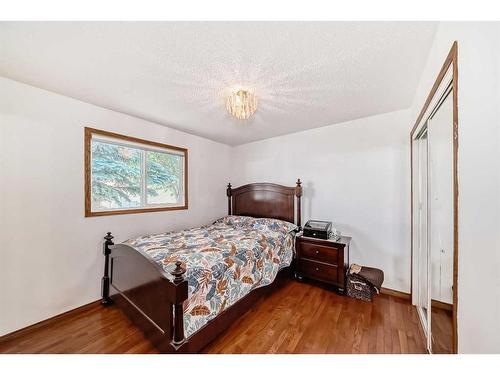 4819 41 Avenue Sw, Calgary, AB - Indoor Photo Showing Bedroom