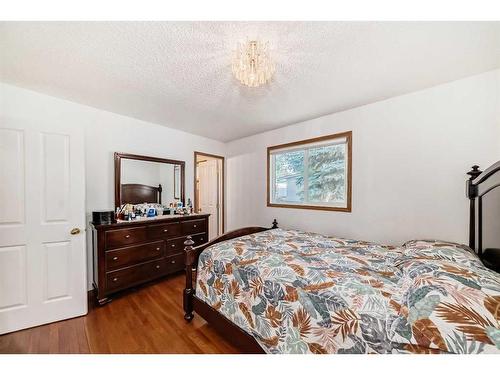 4819 41 Avenue Sw, Calgary, AB - Indoor Photo Showing Bedroom