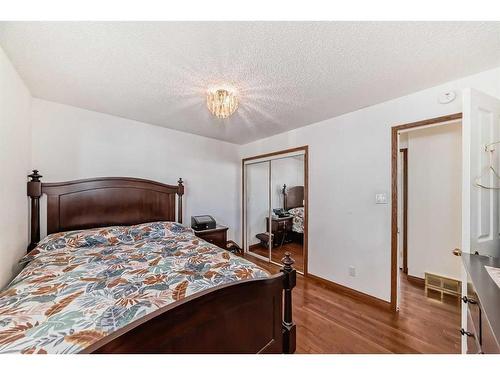 4819 41 Avenue Sw, Calgary, AB - Indoor Photo Showing Bedroom