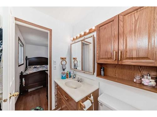 4819 41 Avenue Sw, Calgary, AB - Indoor Photo Showing Bathroom