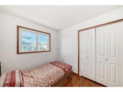 4819 41 Avenue Sw, Calgary, AB - Indoor Photo Showing Bedroom