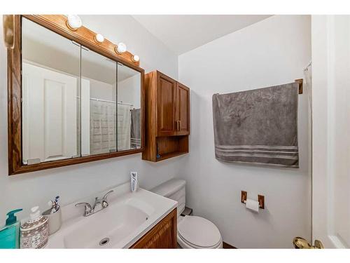 4819 41 Avenue Sw, Calgary, AB - Indoor Photo Showing Bathroom