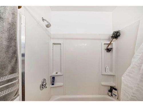 4819 41 Avenue Sw, Calgary, AB - Indoor Photo Showing Bathroom