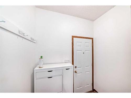 4819 41 Avenue Sw, Calgary, AB - Indoor Photo Showing Other Room