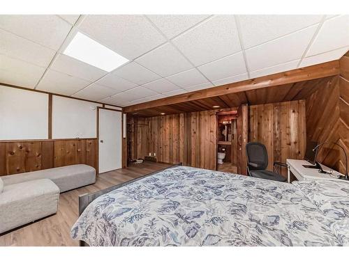 4819 41 Avenue Sw, Calgary, AB - Indoor Photo Showing Bedroom