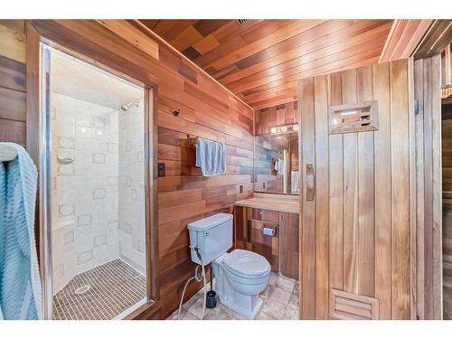 4819 41 Avenue Sw, Calgary, AB - Indoor Photo Showing Bathroom