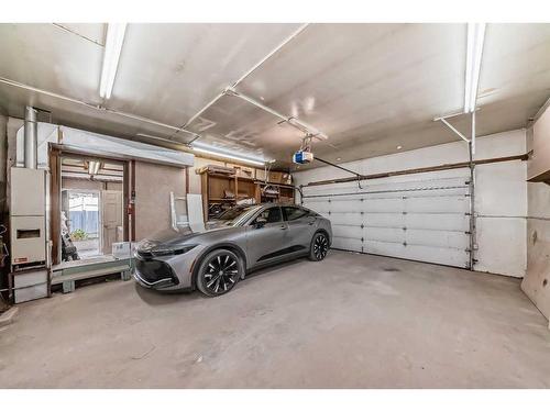 4819 41 Avenue Sw, Calgary, AB - Indoor Photo Showing Garage