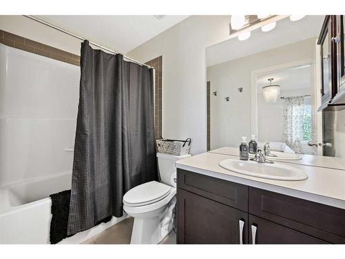 321 Marquis Heights Se, Calgary, AB - Indoor Photo Showing Bathroom