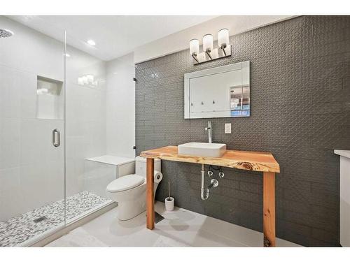 321 Marquis Heights Se, Calgary, AB - Indoor Photo Showing Bathroom