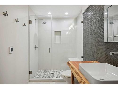 321 Marquis Heights Se, Calgary, AB - Indoor Photo Showing Bathroom