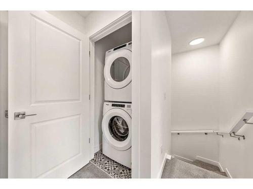 905-525 River Heights Drive, Cochrane, AB - Indoor Photo Showing Laundry Room