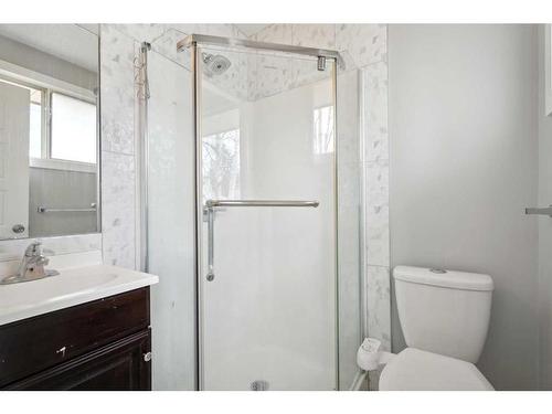 4311 44 Avenue Ne, Calgary, AB - Indoor Photo Showing Bathroom