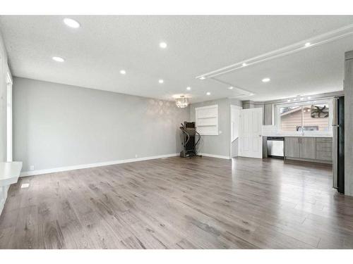 4311 44 Avenue Ne, Calgary, AB - Indoor