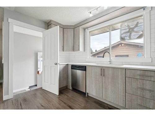 4311 44 Avenue Ne, Calgary, AB - Indoor Photo Showing Kitchen