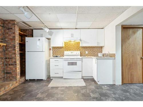 4311 44 Avenue Ne, Calgary, AB - Indoor Photo Showing Kitchen