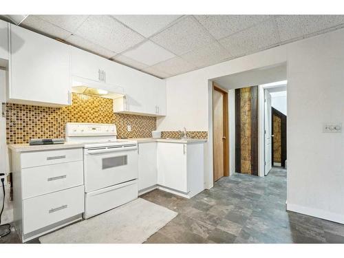 4311 44 Avenue Ne, Calgary, AB - Indoor Photo Showing Kitchen