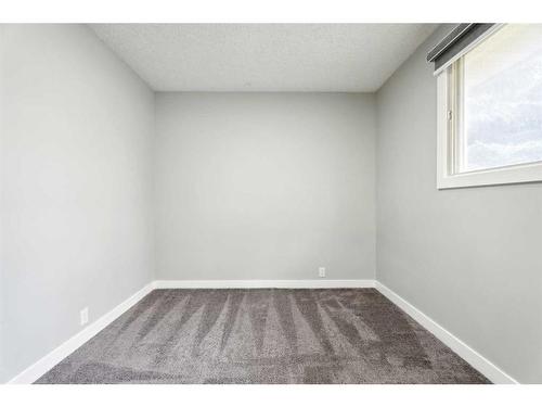 4311 44 Avenue Ne, Calgary, AB - Indoor Photo Showing Other Room