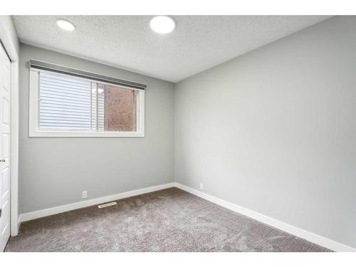 4311 44 Avenue Ne, Calgary, AB - Indoor Photo Showing Other Room