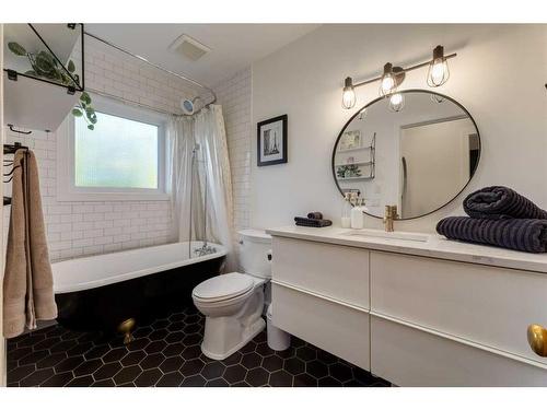 2908 17 Street Se, Calgary, AB - Indoor Photo Showing Bathroom