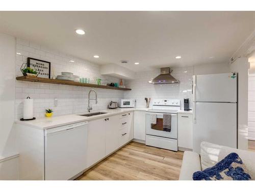 2908 17 Street Se, Calgary, AB - Indoor Photo Showing Kitchen