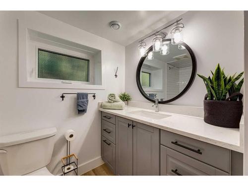 2908 17 Street Se, Calgary, AB - Indoor Photo Showing Bathroom