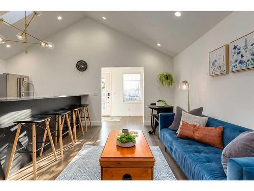 2908 17 Street Se, Calgary, AB - Indoor Photo Showing Living Room