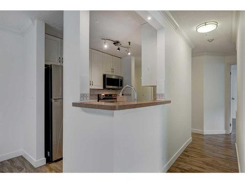 108-727 56 Avenue Sw, Calgary, AB - Indoor Photo Showing Kitchen