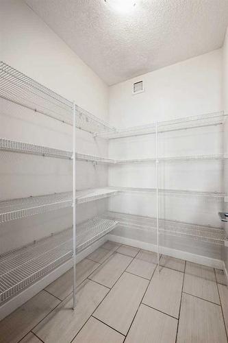 303-117 19 Avenue Ne, Calgary, AB - Indoor With Storage