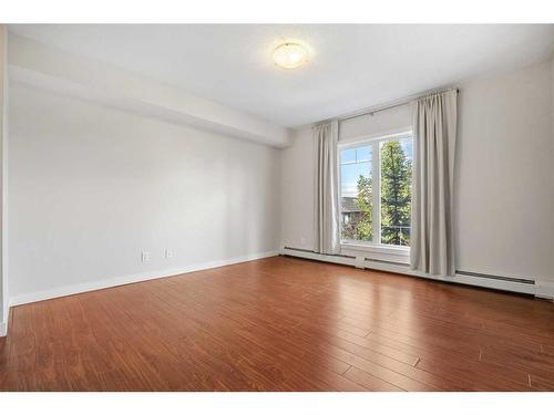 303-117 19 Avenue Ne, Calgary, AB - Indoor Photo Showing Other Room