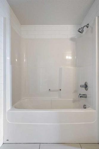 303-117 19 Avenue Ne, Calgary, AB - Indoor Photo Showing Bathroom