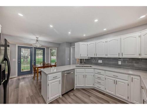 122 Evergreen Terrace Sw, Calgary, AB - Indoor Photo Showing Kitchen