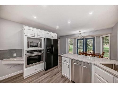 122 Evergreen Terrace Sw, Calgary, AB - Indoor Photo Showing Kitchen