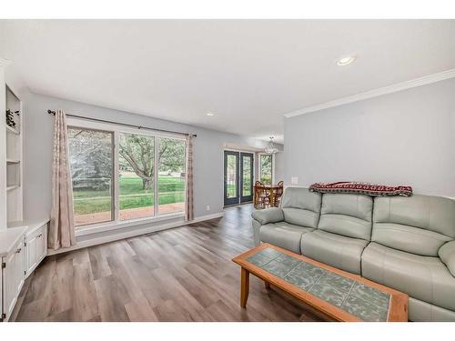 122 Evergreen Terrace Sw, Calgary, AB - Indoor Photo Showing Living Room