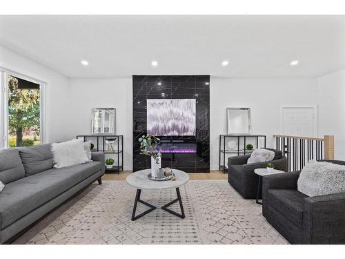 11120 Braeside Dr Sw, Calgary, AB - Indoor Photo Showing Living Room