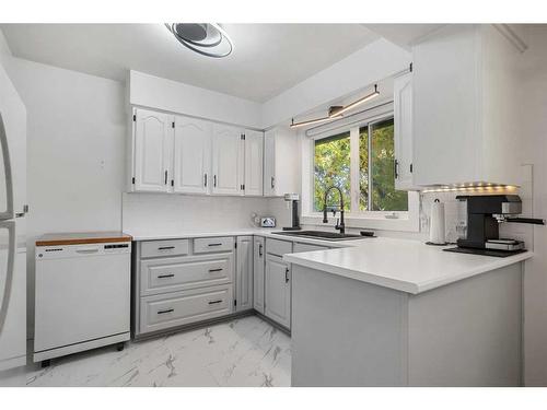 2008 38 Street Se, Calgary, AB - Indoor Photo Showing Kitchen