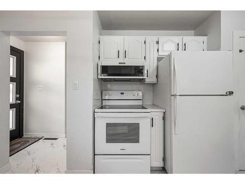 2008 38 Street Se, Calgary, AB - Indoor Photo Showing Kitchen