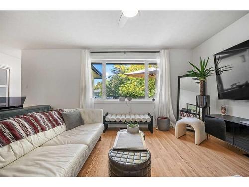 2008 38 Street Se, Calgary, AB - Indoor Photo Showing Living Room