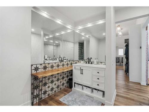 1102 Levis Avenue Sw, Calgary, AB - Indoor Photo Showing Bathroom