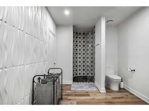 1102 Levis Avenue Sw, Calgary, AB - Indoor Photo Showing Bathroom