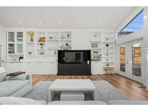 1102 Levis Avenue Sw, Calgary, AB - Indoor Photo Showing Living Room